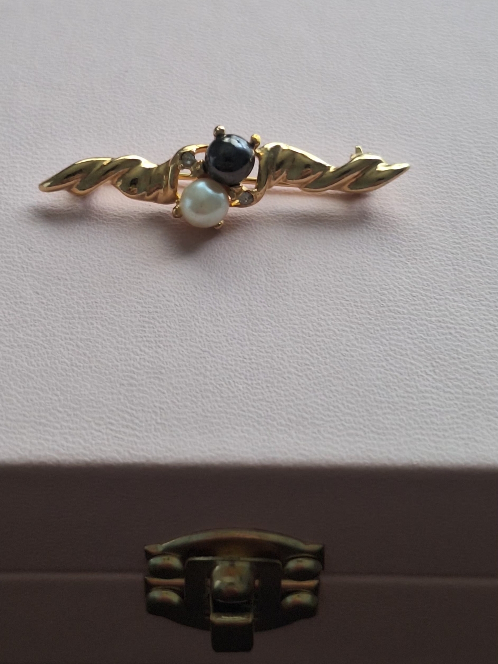 2" 1928 Gold-Tone Brooch with Black and White Pearls - Picture 2 of 10